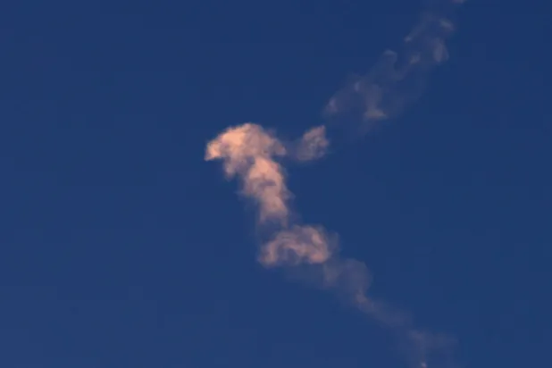 نظام «القبة الحديدية» للدفاع الجوي الإسرائيلي يعترض مقذوفات فوق مدينة نابلس في الضفة الغربية (إ.ب.أ)