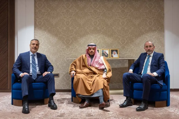 الأمير فيصل بن فرحان يتوسط الوزيرين أيمن الصفدي وهاكان فيدان (الخارجية السعودية)