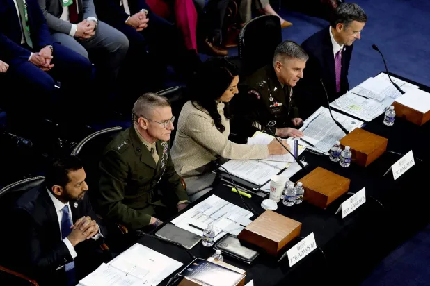  مسؤولو أجهزة الاستخبارات الأميركية خلال جلسة استماع في الكونغرس أمس (أ.ف.ب)