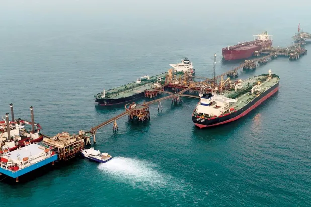 ناقلات نفط تُحمّل النفط الخام في محطة البصرة النفطية بالمياه الإقليمية العراقية قبالة سواحل البصرة (أرشيفية - رويترز)