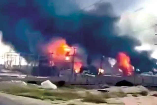 İran'ın güneyindeki Aseluye Limanı’ndaki petrol tesisinin bir kısmına düzenlenen hava saldırısına dair sosyal medyada yayılan bir videodan alınan görüntü