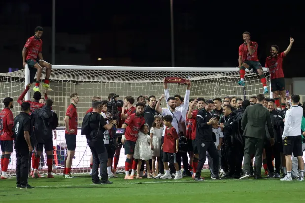 فرحة تاريخية عاشها لاعبو الخلود بعد نهاية المباراة (تصوير: نايف العتيبي)