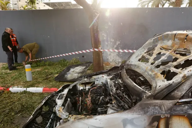 İran'dan fırlatılan bir füzenin isabet etmesi sonucu İsrail'in merkezinde bir araç yandı (Reuters)