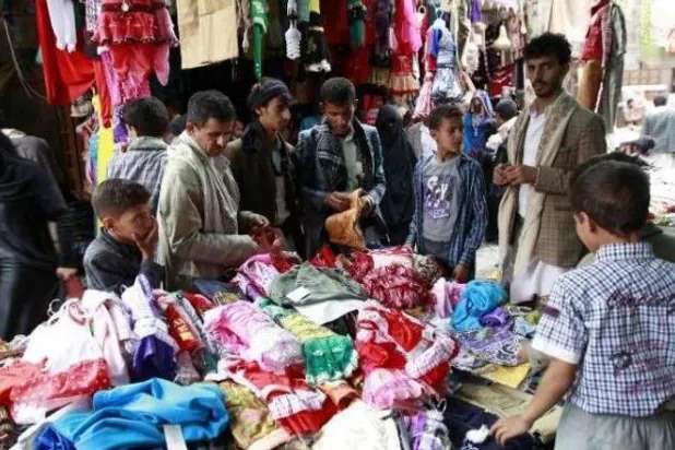 الأسواق اليمنية بمناطق سيطرة الحوثيين تشهد مزيداً من الركود (أ.ف.ب)
