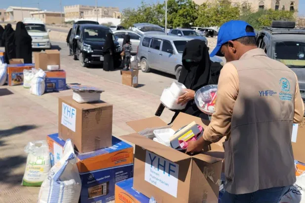 المنظمات الإغاثية تُواصل توزيع المساعدات في مناطق سيطرة الحكومة اليمنية (إعلام محلي)