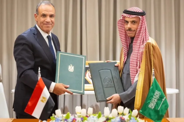 Suudi Arabistan Dışişleri Bakanı Prens Faysal bin Ferhan ve Mısırlı mevkidaşı Dr. Bedr Abdulati, anlaşmayı imzaladıktan sonra (SPA)