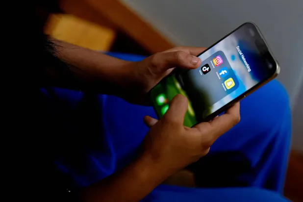 الإفراط في استخدام وسائل التواصل الاجتماعي يُسبب التعاسة بين الشباب حول العالم (رويترز)