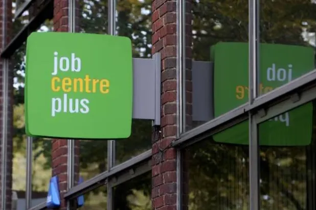 يمشي أشخاص بجانب مركز «جوب سنتر بلس» في لندن (رويترز)