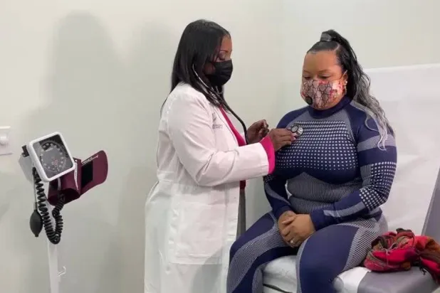  النساء اللواتي يبلغن سن اليأس قبل سن الأربعين أكثر عرضةً للإصابة بالنوبات القلبية (رويترز)