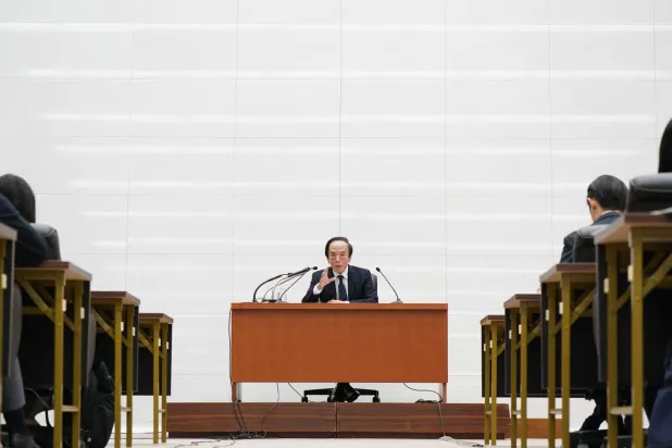 محافظ بنك اليابان في مؤتمر صحافي عقب اجتماع لجنة السياسة النقدية (رويترز)