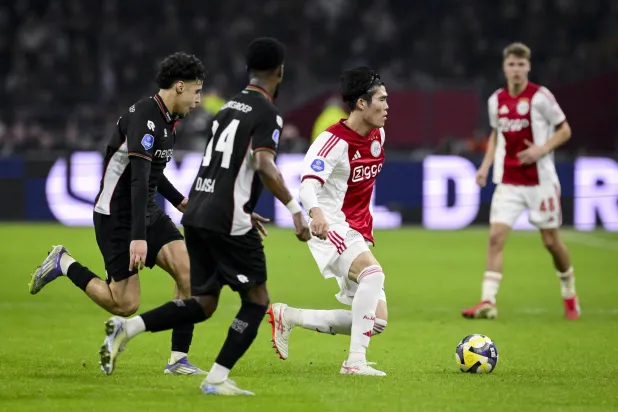 تاكيهيرو توميّاسو بقميص أياكس الهولندي (إ.ب.أ)