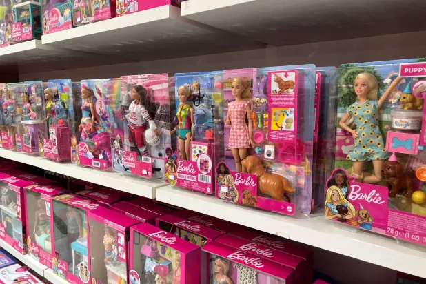 اللعب بـدمى «باربي» يمكن أن يحسّن بشكل كبير مهارات الأطفال الاجتماعية (رويترز)