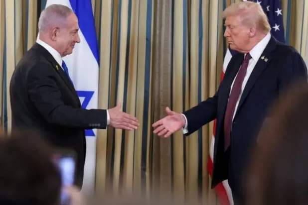 ABD Başkanı Donald Trump, İsrail Başbakanı Binyamin Netanyahu ile el sıkışıyor (Reuters)