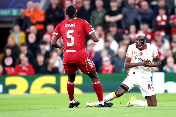 فيكتور أوسيمين خلال مواجهة ليفربول (إ.ب.أ)