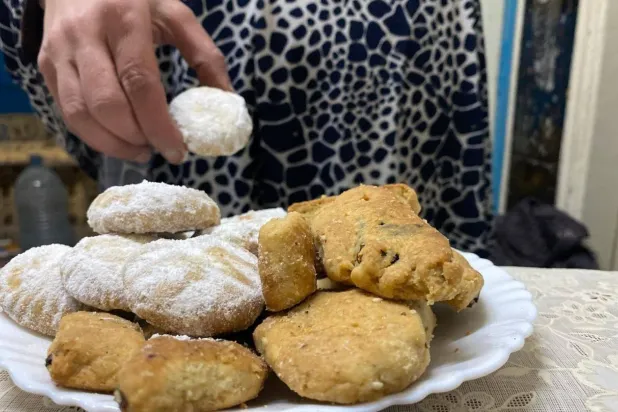 عادة ما يصنع كعك العيد بالمنزل لإضفاء أجواء الفرح والبهجة على المحتفلين (الشرق الأوسط)