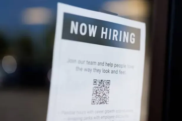 لافتة «نوظف الآن» في محل تجاري في إينسينيتاس بكاليفورنيا (رويترز)