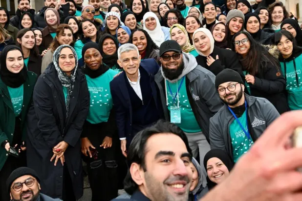 Müslümanların namaz kılmalarıyla ilgili açıklamaları nedeniyle bir İngiliz yetkilinin görevden alınması çağrıları yapıldı