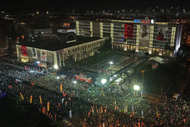 احتشد آلاف الأتراك في ميدان ساراتشهانه أمام مبنى بلدية إسطنبول ليل الأربعاء - الخميس في ذكرى اعتقال رئيس البلدية أكرم إمام أوغلو مطالبين بإطلاق سراحه (حزب الشعب الجمهوري - إكس)