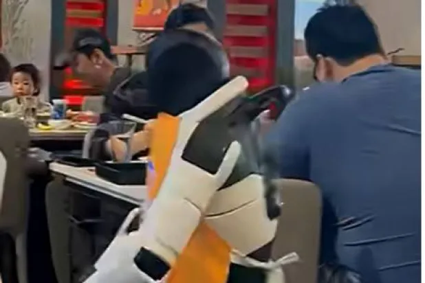 رقص من تلقاء نفسه... روبوت يخرج عن السيطرة (فيديو)