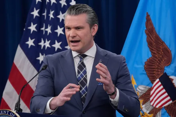 وزير الحرب الأميركي بيت هيغسيث خلال مؤتمر صحافي في «البنتاغون» يوم 19 مارس (أ.ب)