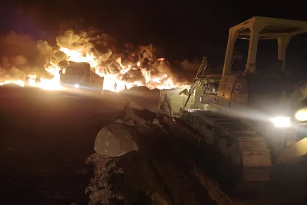 خلال عملية إخماد الحريق (هيئة السلامة الليبية)