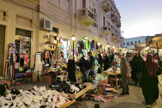 يرى ليبيون أن زيادة الأسعار في ظل ضعف الرواتب تمنعهم من شراء مستلزماتهم اليومية (أ.ف.ب)