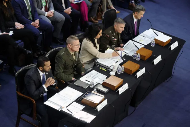 مسؤولو أجهزة الاستخبارات الأميركية خلال جلسة استماع في الكونغرس أمس (أ.ف.ب)