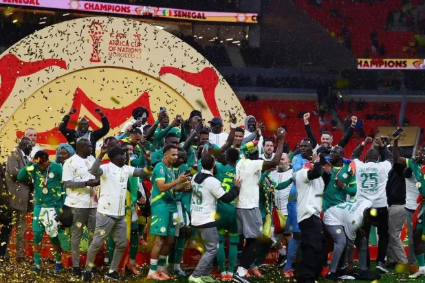 منتخب السنغال يحتفل بتتويجه بلقب كأس أمم أفريقيا (رويترز)