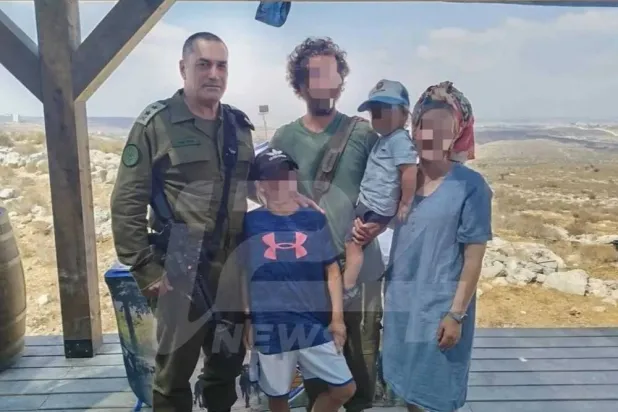 رئيس أركان الجيش الإسرائيلي يلتقي مستوطنين بالضفة الغربية في أغسطس الماضي (موقع آي 24 نيوز العبري)