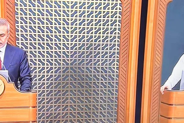 وزير الخارجية القطري الشيخ محمد بن عبد الرحمن آل ثاني ونظيره التركي هاكان فيدان خلال المؤتمر الصحافي بالدوحة (الشرق الأوسط)