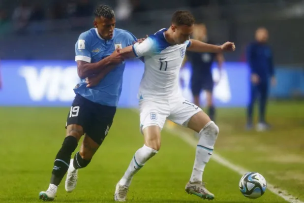 هارفي فالي قائد منتخب إنجلترا للشباب السابق خلال إحدى مباريات فريقه (رويترز)