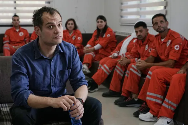 وزير شؤون الشرق الأوسط البريطاني هيمش فولكنر خلال زيارته مركز الصليب الأحمر اللبناني في بلدة تبنين بجنوب لبنان نوفمبر 2025 (أ.ب)