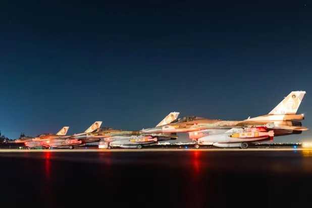 صورة نشرها الجيش الإسرائيلي من مقاتلات قبل تنفيذها غارات جوية في إيران أمس