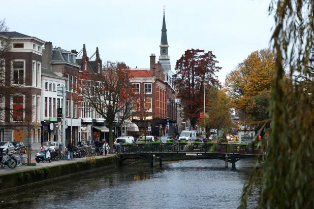 أشخاص يسيرون في لاهاي بهولندا 3 نوفمبر 2025 (رويترز)