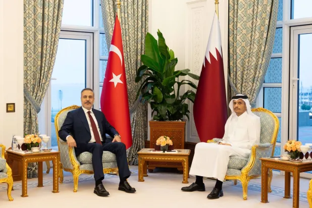 رئيس الوزراء القطري الشيخ محمد بن عبد الرحمن لدى استقباله وزير الخارجية التركي هاكان فيدان في الدوحة الخميس (قنا)