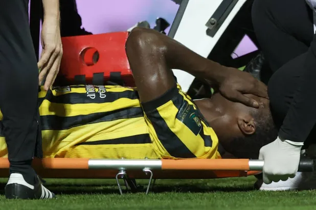 دومبيا متألماً بعد تعرضه للإصابة (تصوير: نايف العنزي) 