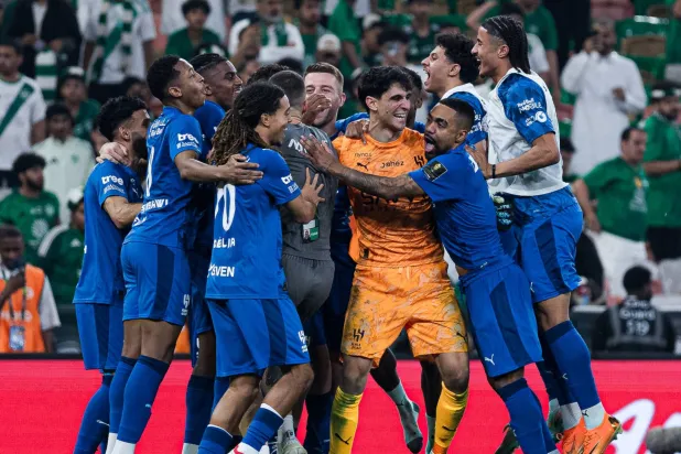 لاعبو الهلال يحتفلون مع بونو بعد الفوز على الأهلي (موقع النادي)