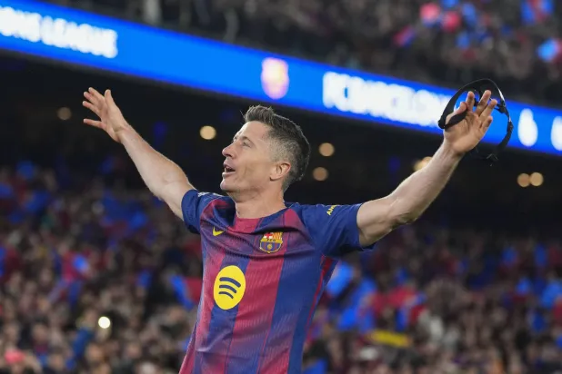 ليفاندوفسكي يحتفل بهدفه الأخير في نيوكاسل ضمن دوري الأبطال (إ.ب.أ)