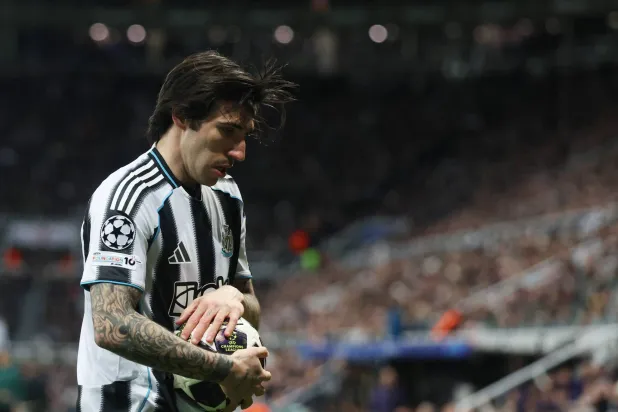 الإيطالي تونالي لاعب نيوكاسل (رويترز)