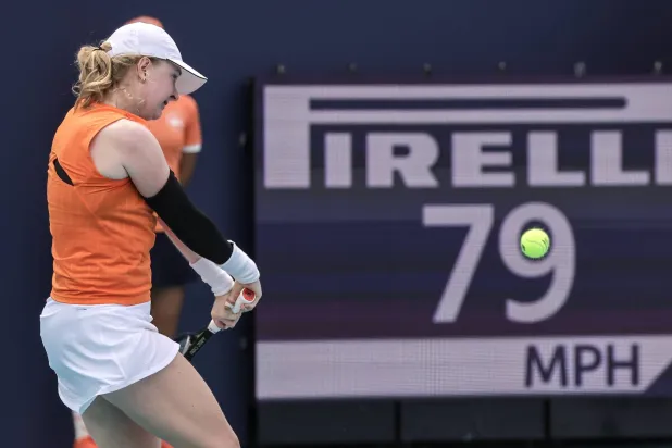 البريطانية فرانشيسكا جونز خلال المواجهة (إ.ب.أ)

