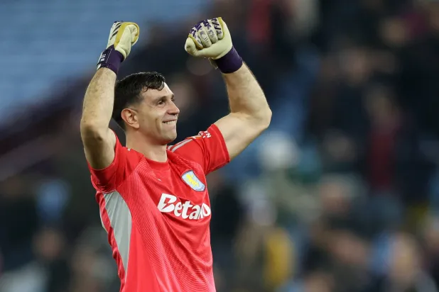 الأرجنتيني مارتنيز حارس أستون فيلا محتفلا بالتأهل (رويترز)