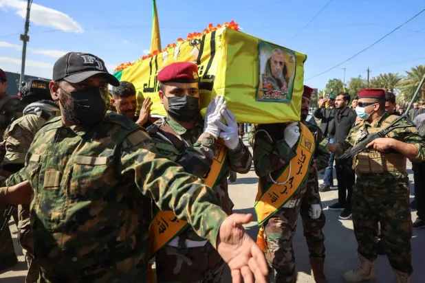 4 Mart 2026'da Irak'ın güneyinde düzenlenen hava saldırısında öldürülen Ketaib Hizbullah üyesi için Bağdat'ta düzenlenen cenaze töreninden (AFP)