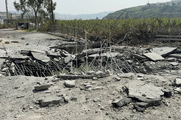 جسر القاسمية على نهر الليطاني بعد تعرضه لقصف إسرائيلي أدى إلى قطع الطريق الساحلي بين جنوب الليطاني وشماله (رويترز)