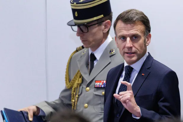 الرئيس الفرنسي خلال مشاركته في القمة الأوروبية في بروكسل (إ.ب.أ)