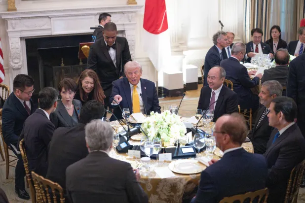 خلال العشاء في البيت الأبيض الذي جمع الرئيس الأميركي دونالد ترمب ورئيسة الوزراء اليابانية ساناي تاكايتشي (إ.ب.أ)