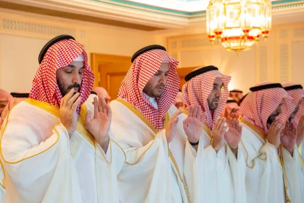 ولي العهد السعودي الأمير محمد بن سلمان لدى أدائه صلاة عيد الفطر في المسجد الحرام (واس)