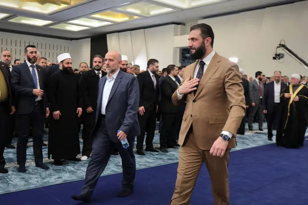 الرئيس السوري أحمد الشرع يصل لحضور صلاة الفجر بمناسبة عيد الفطر في دمشق 20 مارس 2026 (أ.ف.ب)
