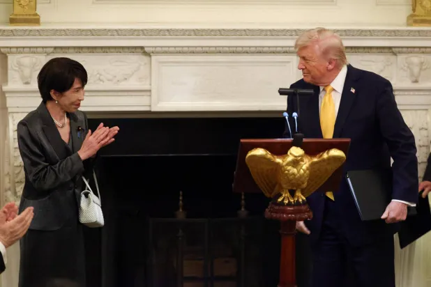 الرئيس الأميركي دونالد ترمب خلال استقبال رئيسة الوزراء اليابانية ساناي تاكايتشي في البيت الأبيض مساء الخميس (رويترز)