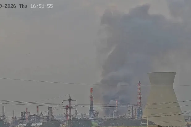 لقطات من فيديو تظهر تصاعد الدخان من مصفاة حيفا الإسرائيلية بعد هجوم إيراني... في حيفا بإسرائيل 19 مارس 2026 (رويترز)