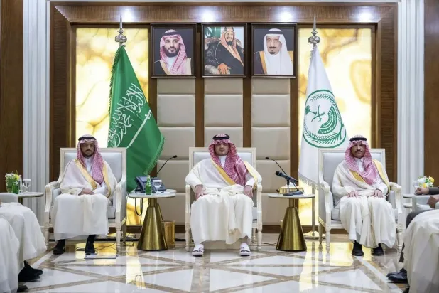 وزير الداخلية الأمير عبد العزيز بن سعود بن نايف لدى لقائه عدداً من كبار مسؤولي الوزارة والقطاعات الأمنية (واس)
